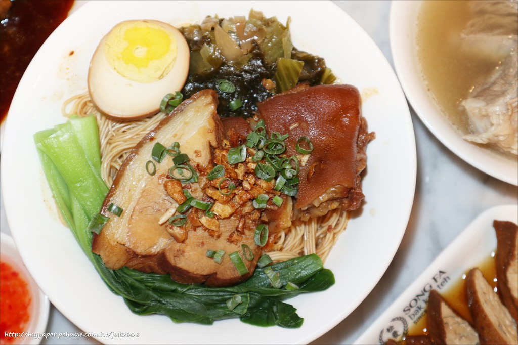 【松發肉骨茶】台北新加坡美食推薦 振興千元套餐 必點招牌龍骨湯 遠百信義A13 FoodOpera食代館美食廣場