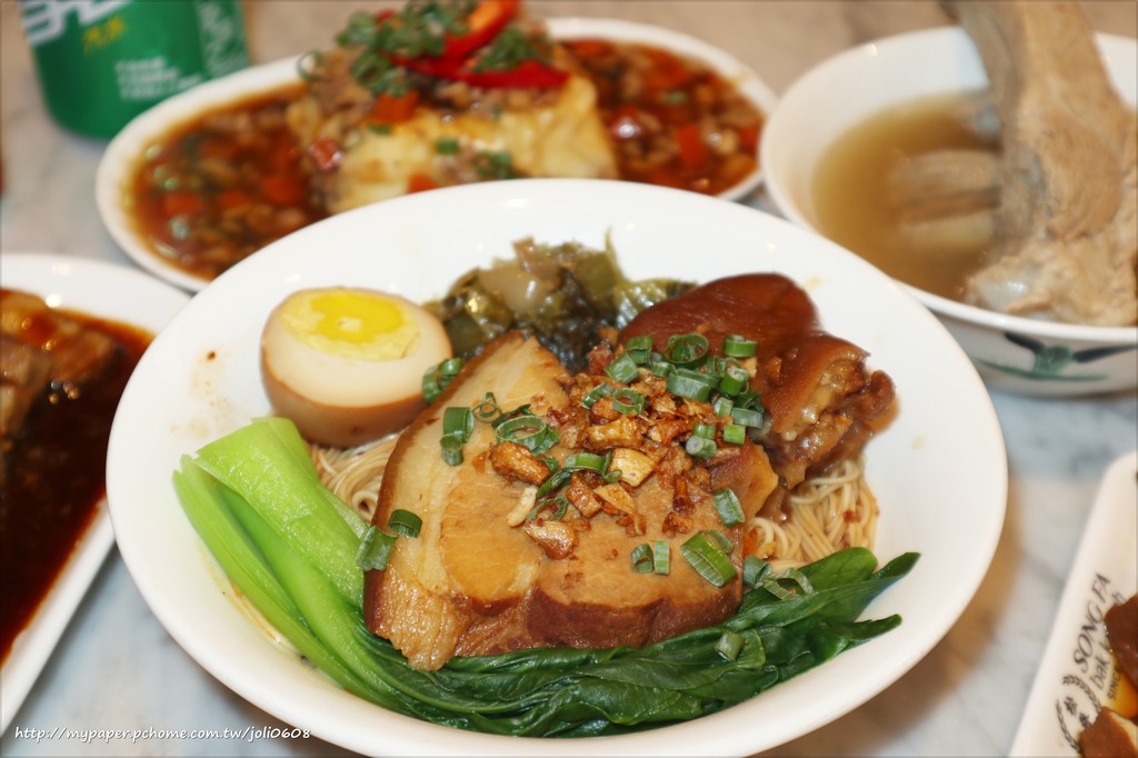 【松發肉骨茶】台北新加坡美食推薦 振興千元套餐 必點招牌龍骨湯 遠百信義A13 FoodOpera食代館美食廣場