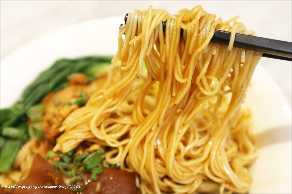 【松發肉骨茶】台北新加坡美食推薦 振興千元套餐 必點招牌龍骨湯 遠百信義A13 FoodOpera食代館美食廣場