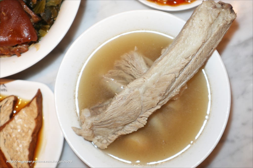 【松發肉骨茶】台北新加坡美食推薦 振興千元套餐 必點招牌龍骨湯 遠百信義A13 FoodOpera食代館美食廣場