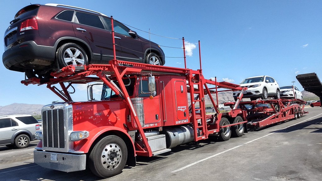 從美國加州洛杉磯或是舊金山運車到台灣運費要若幹錢？留學生運車回台灣所需文件有哪些？華僑可以契合留學生條款運車規定嗎？Car2TW在加州洛杉磯及舊金山都有汽車出口裝櫃倉庫可以海運汽車回台灣，運車回台灣費用包括汽車關稅及ARTC測試費用及海運運費，一般常見車款例如賓士C300汽車關稅約台幣30多萬、海運費用約美金$800元及ARTC車測費用約台幣8萬元，加上一下雜費包含報關費用及裝櫃拆櫃等船埠倉庫費用約台幣5萬元左右，賓士C300運車到台灣掃數費用加起來約40多萬台幣，固然年份越新，關稅越高，具體請參閱Car2TW進口車網站申明，Car2TW供給代辦進口車及美國買車運回台灣服務，歡迎諮詢