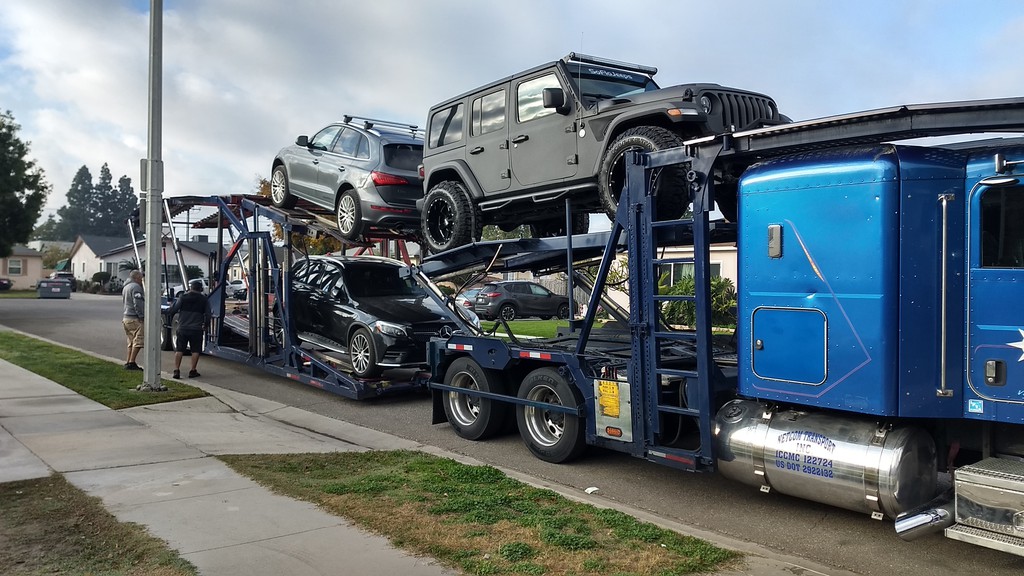 Car2TW除了提供代進口車服務從美國買車帶回台灣之外，還協助華僑留學生個人自用車運車回台灣，代為估算進口車關稅及ARTC驗車費用，Car2TW擁有美國車商執照及境內跨州拖運車執照及海運進車口執照，可以用最優惠划算海運費用協助大家買車運車回台灣