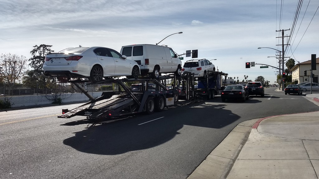 圖中Lexus Sedan也是留學生選擇運車到台灣的大眾車款，許多留學生畢業會選擇將自己個人用車運回到台灣，原因是省錢，運車到台灣費用包含進口車關稅及運費，全部費用加起來比在台灣購買同年分外匯車價格划算多了，例如張同學這台Lexus LS450在台灣售價高達300萬台幣，但是因為張同學符合留學生條款運車回台灣條約規定，關稅及運費加起來只要200多萬，怎麼會不划算呢？Car2TW提供代辦進口車個人運車到台灣完整服務，還包含售後保固維修等項目，自有專業進口車保養廠擁有專業原廠診斷電腦可以協助大家，Shipping your car back to Taiwan has never been easier.