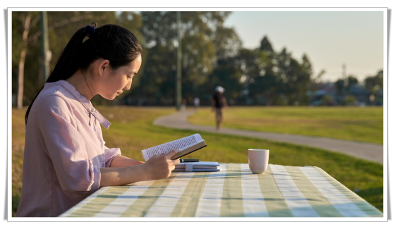 基督徒在公園靈修讀神的話